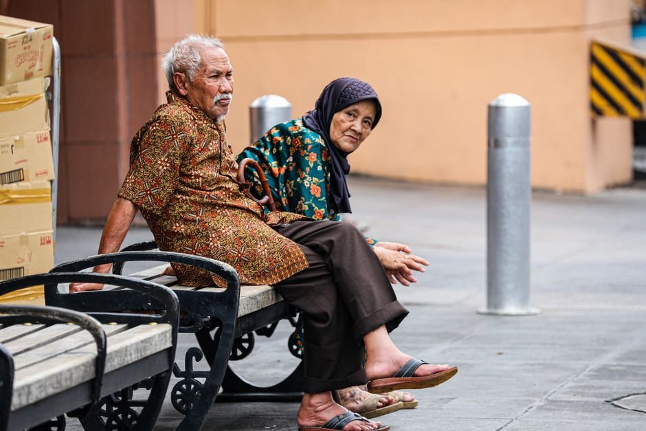 cara duduk yang aman untuk lansia