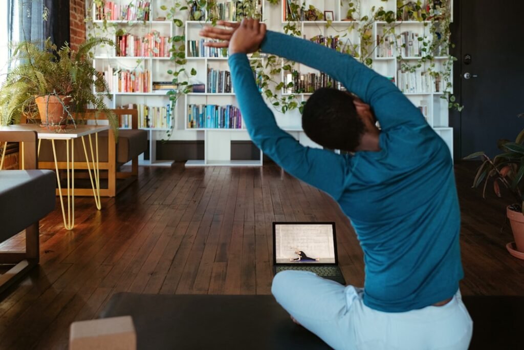 kelas yoga online untuk lansia