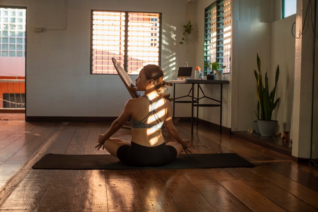 kelas yoga online untuk lansia
