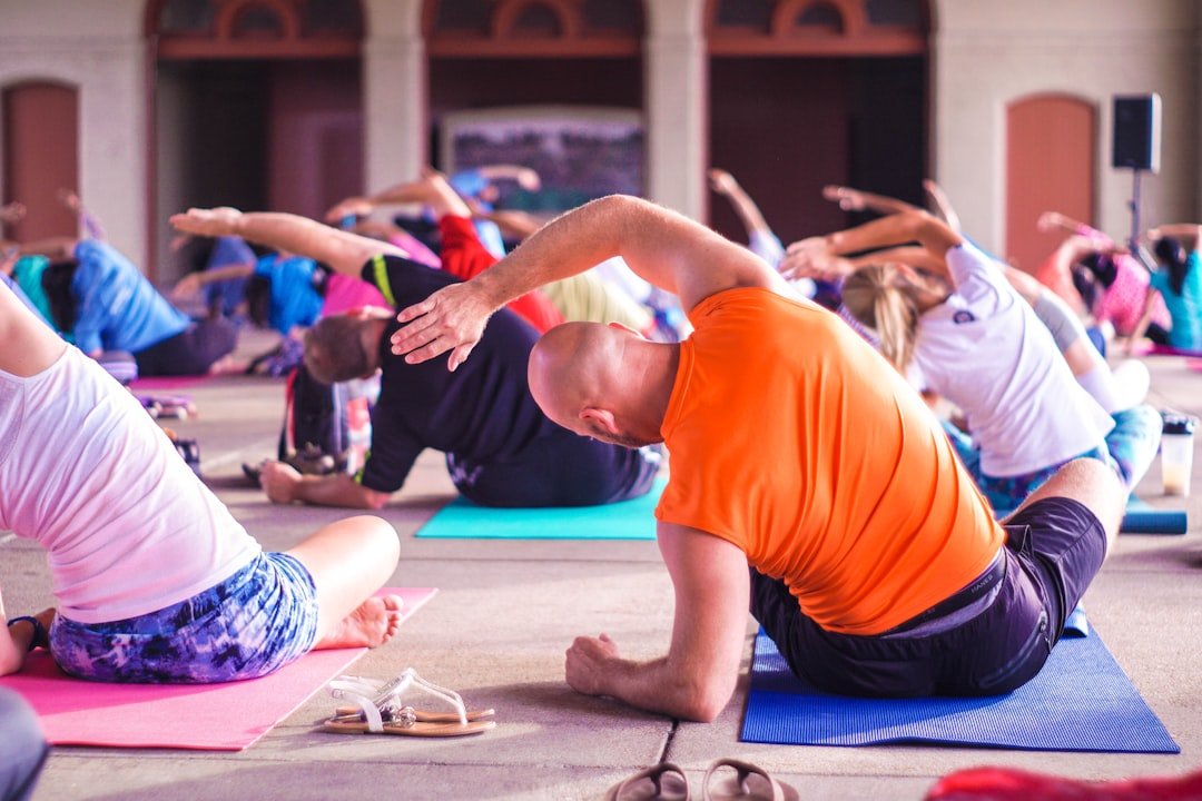 cara memulai yoga di usia tua
